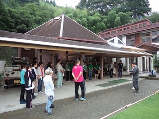 08.ん…学校前にたくさんの人が集まっています.JPG